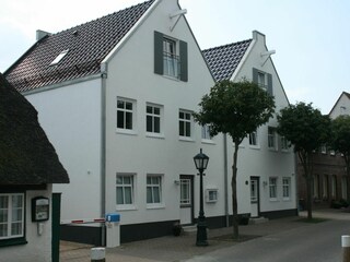 Der Blick auf die Stadtwohnungen 6 - 9 von der Hafenstraße aus.