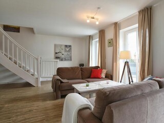 An der Treppe befinden sich Treppenschutzgitter.