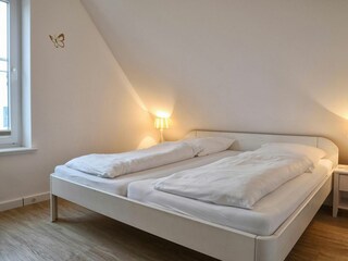 Dieses Schlafzimmer im DG verfügt über einen Fernseher.