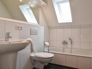 Im DG befindet sich ein Badezimmer mit Badewanne ausgestattet.