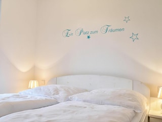 Von diesem Schlafzimmer gelangen Sie direkt auf die Terrasse.