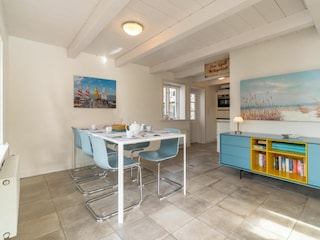 Helle und klare Linien dominieren den kombinierten Wohn-Essbereich.