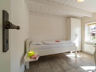 Dieses zweite Schlafzimmer im Erdgeschoss verfügt über ein Einzelbett.