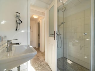 ...und hat eine bodengleiche Dusche.