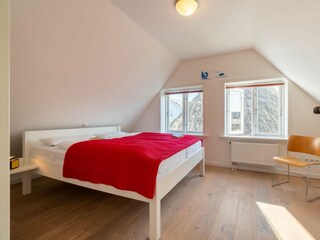 Beide Schlafzimmer im Obergeschoss verfügen über ein Doppelbett.