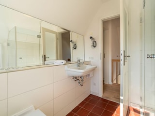 ...verfügt neben einem großen Spiegel...