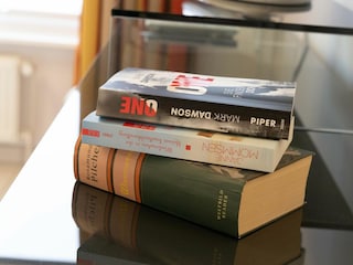 Aber auch Bücher liegen bereit,...
