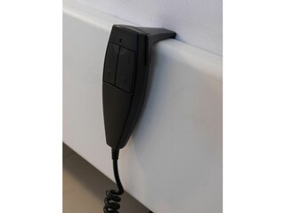 Das Doppelbett ist elektrisch höhenverstellbar.