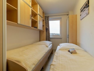 Das 2. Schlafzimmer ist zwar eng, aber die oberen Einbauschränke bieten auch genügend Stauraum.