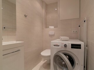 Die Waschmaschine befindet sich im Gäste-WC.