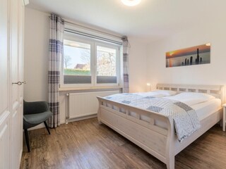 Dieses Schlafzimmer bietet einen schönen Ausblick auf den Garten.
