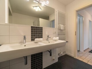 ...als auch ein Badezimmer...
