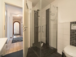 ...mit bodengleicher Dusche.