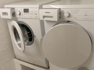 Eine Waschmaschine sowie ein Wäschetrockner stehen Ihnen ebenfalls zur Verfügung.