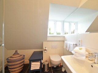Auch die Badezimmer im Obergeschoss sind hell und freundlich und mit hochwertigen Materielien ver...