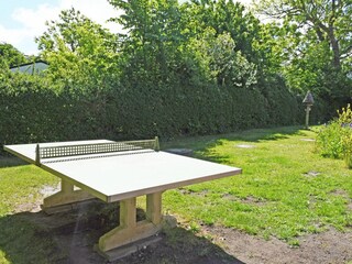 Tischtennisplatte auf dem Grundstück