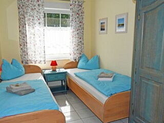 Schlafzimmer II mit zwei Einzelbetten