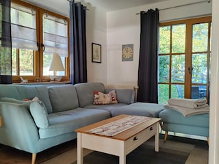 gemütliche Couch mit Hocker