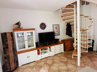 Blick von Couch zur Treppe in die Schlafräume