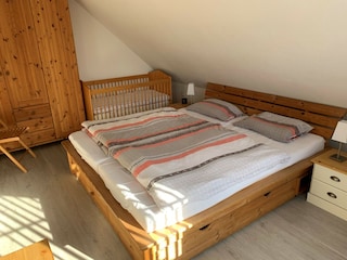 Schlafzimmer 1 mit Kinderbett