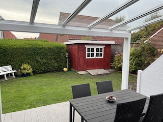 Blick auf Terrasse und Garten