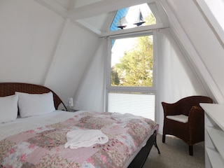 Schlafzimmer mit Doppelbett