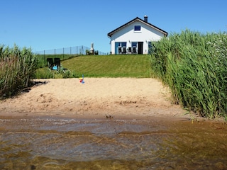 Privatstrand mit Blick auf das Haus