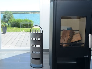 Kamin mit Blick auf den See