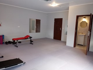 Gymnasium mit Badezimmer