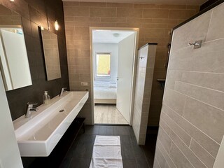 Badezimmer mit Doppelwaschbecken und Doppel Dusche