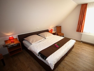 Unser zweites, geräumiges Hauptschlafzimmer mit TV.