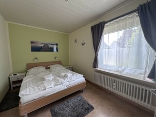 Schlafzimmer mit Doppelbett