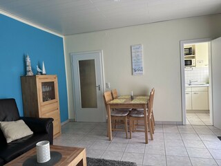 Wohnzimmer mit Esstisch