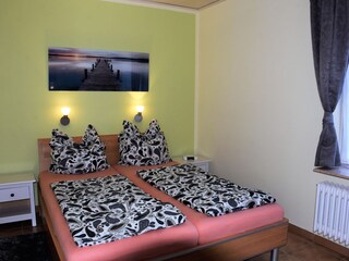 Schlafzimmer mit Doppelbett