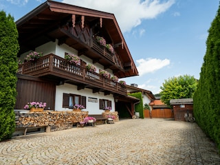 videoüberwachtes Grundstück mit Parkmöglichkeiten