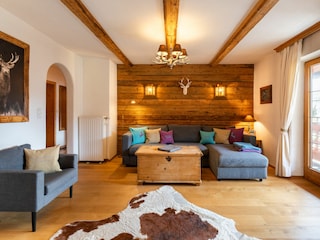 Wohnzimmer mit Einbauten aus echtem Altholz