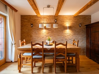 Esszimmer mit ausreichend Bestuhlung