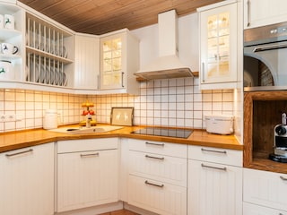 voll ausgestattete Küche mit E-Geräten