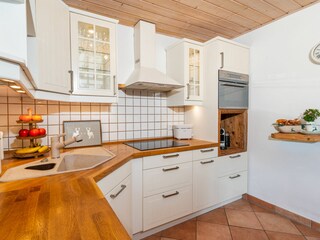 voll ausgestattete Küche mit Spülmaschine