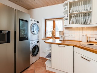 Küche mit Side-by-Side Kühlschrank