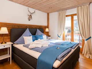 Schlafzimmer 1 mit bequemen Boxspringbett