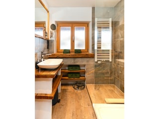 Bad 1 mit großzügiger Regendusche