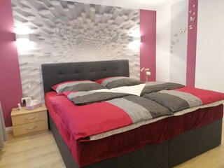 Schlafzimmer mit Boxspringbett