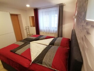 Schlafzimmer mit Boxspringbett