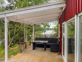 Die Sitzecke auf der Terrasse am Haus wurde überdacht