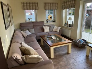 Gemütlicher Wohnbereich mit neuem Sofa