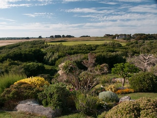 Blick über Garten und Düne