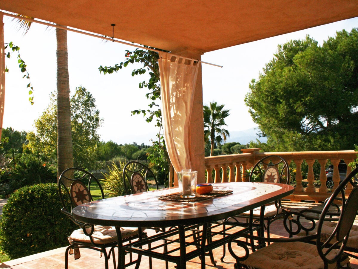 Terrasse mit gemütlicher Essecke