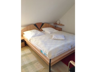 Schlafzimmer mit Doppelbett