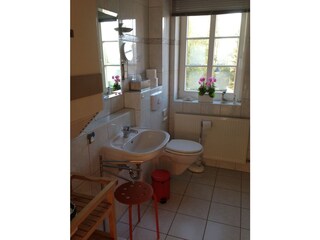 Badezimmer mit Wanne und Dusche